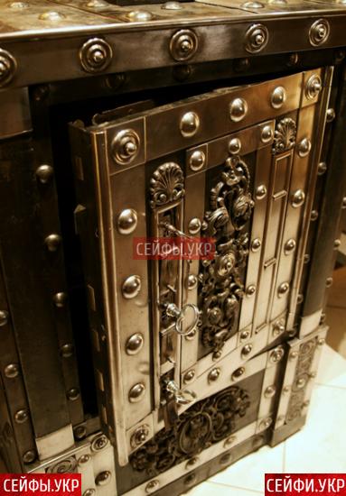 Антикварный сейф 1860 года с секретами и 4 ключами, Италия